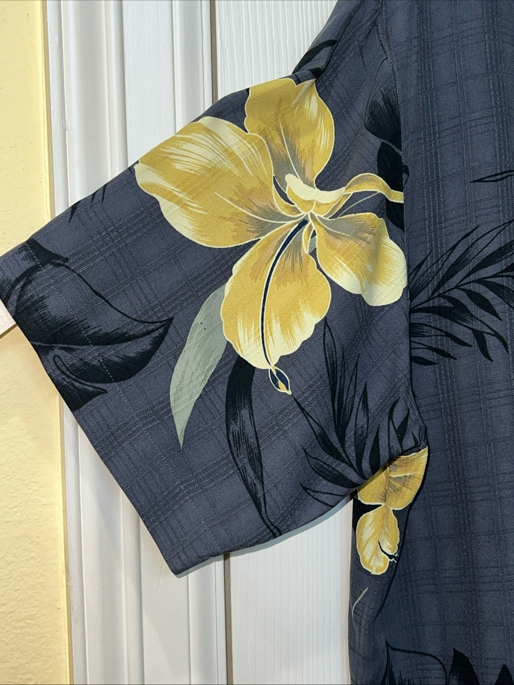 Tommy Bahama Men 100% Silk Gray Yellow Floral Hawaiian Shirt Sz S Resort Beach - Picture 5 of 14